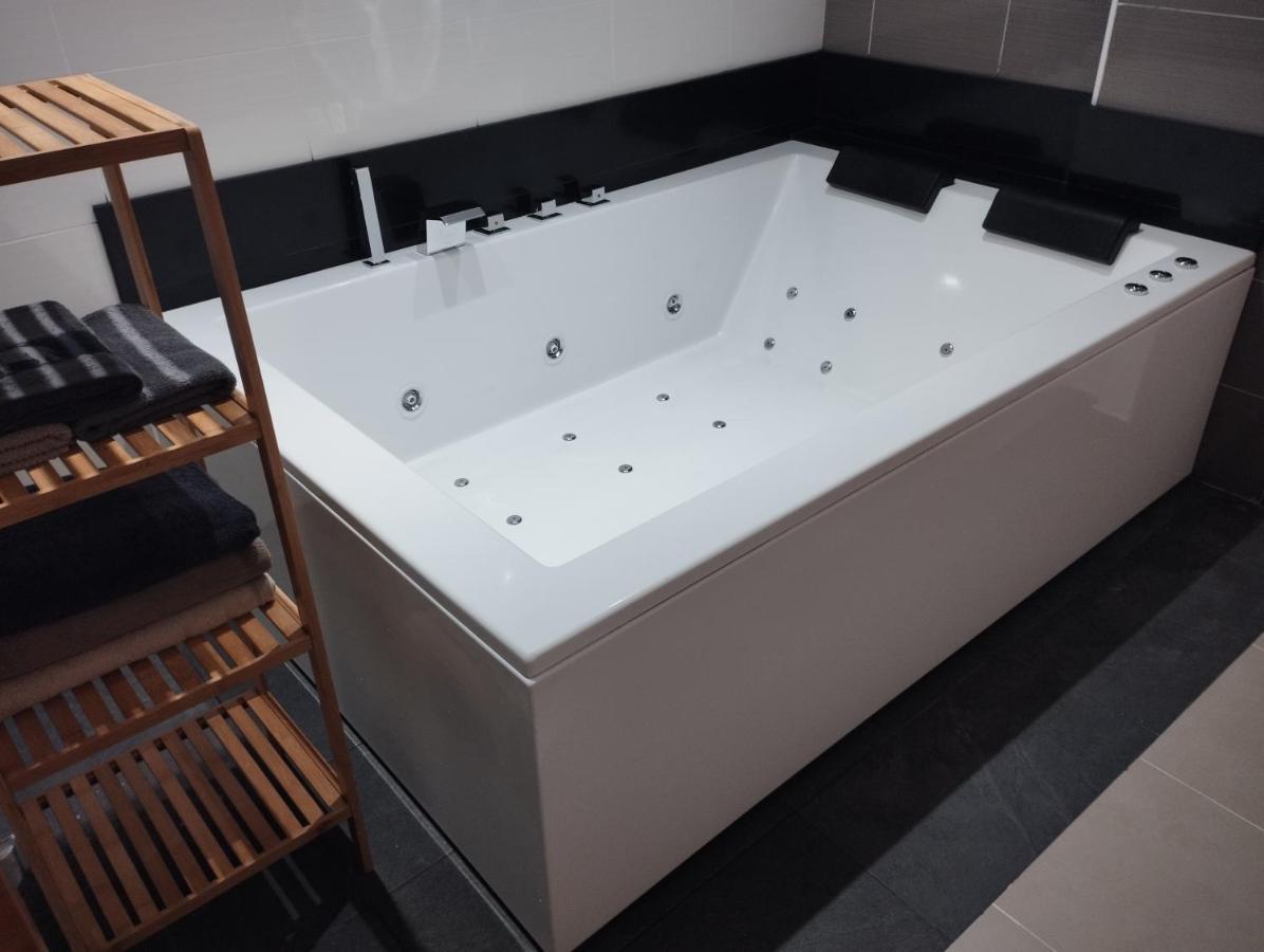 Atico Con Hidromasaje, Terraza Y Piscina En Ebrehogar Appartamento Amposta