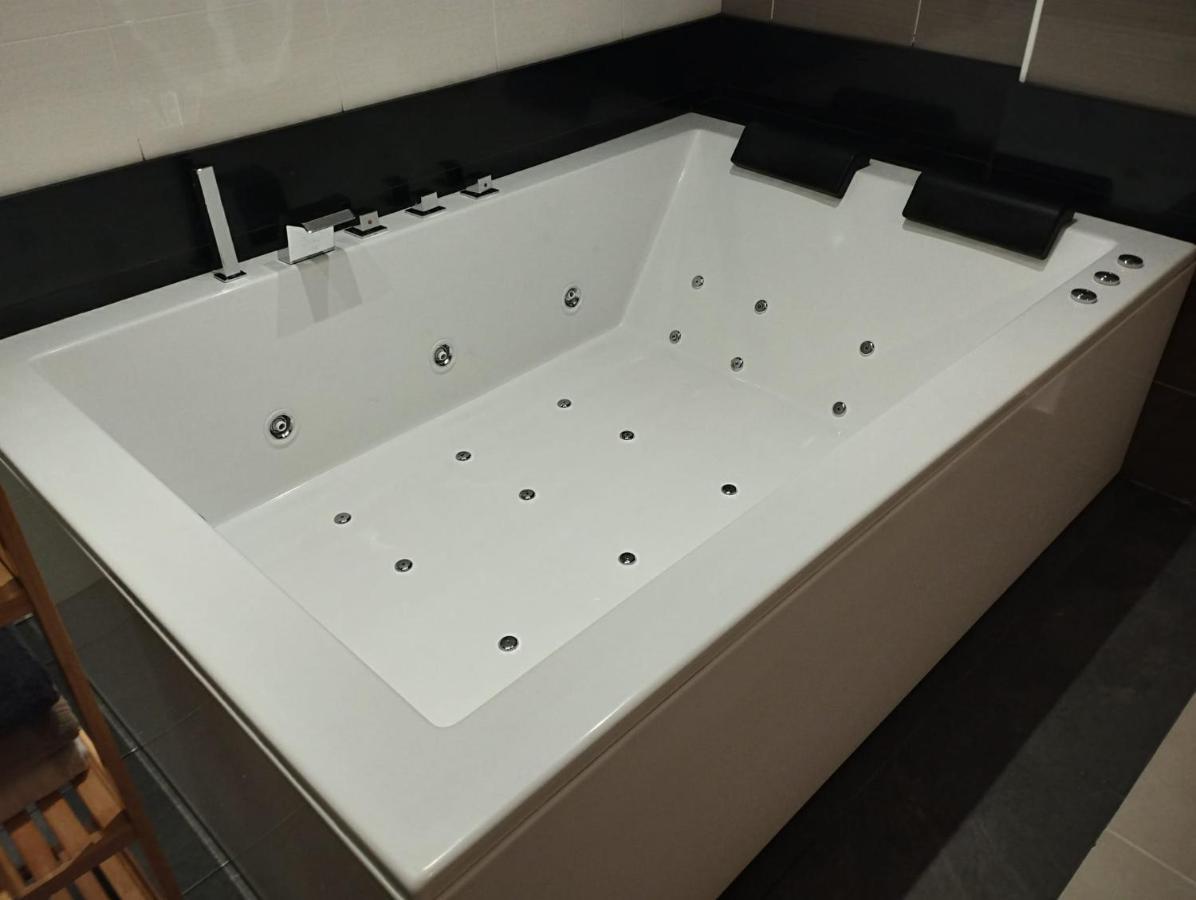 Apartment Atico Con Hidromasaje, Terraza Y Piscina En Ebrehogar Amposta